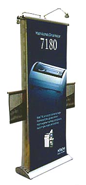 Banner Stand rotativo de doble cara, con porta folletos laterares e iluminación halógena.